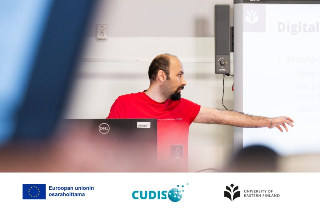 Opiskelija pitämässä esitelmää.