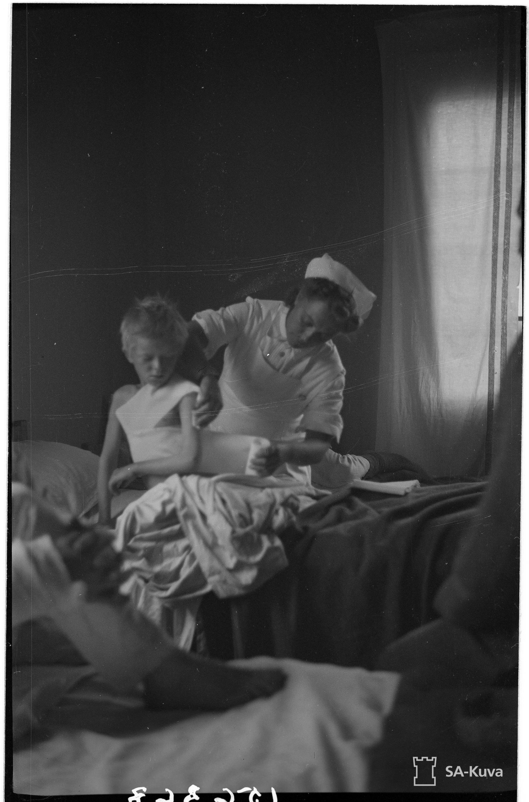 11-vuotias poika hoidettavana Lieksan sotasairaalassa vuonna 1944.