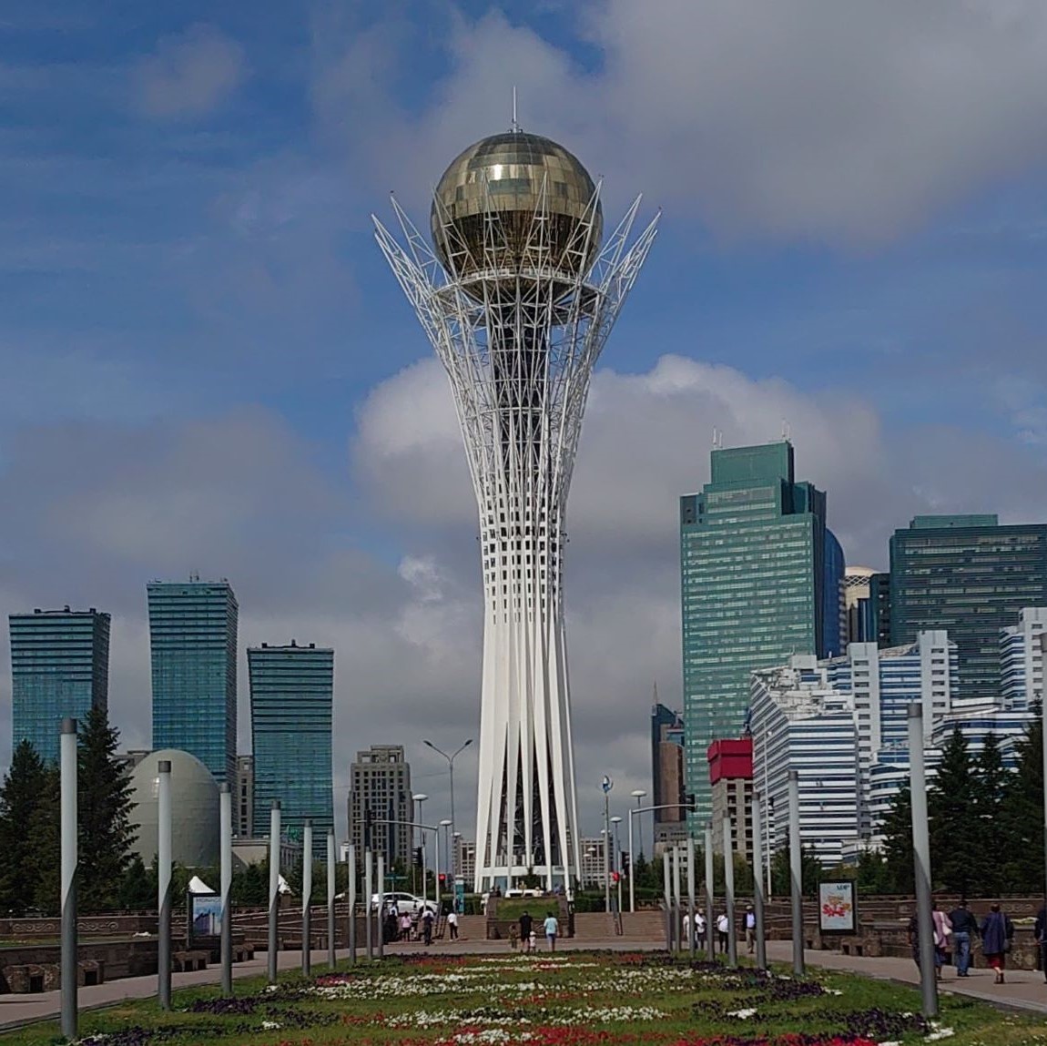Astanan maamerkki Baiterek-torni. Moderni näköalatorni kaupungin ydinkeskustassa. 