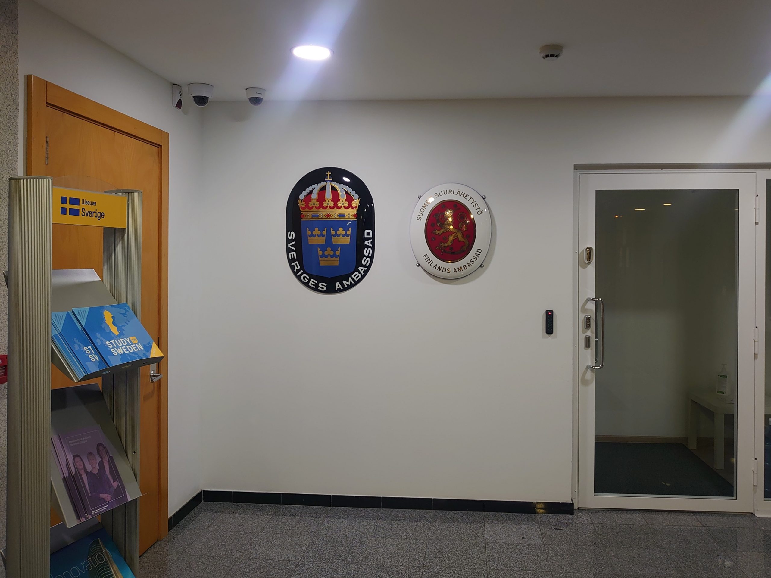 Suomen suurlähetystö jakoi toimistotilansa Ruotsin suurlähetystön kanssa. Suomen ja Ruotsin suurlähetystöjen vaakunat odotusaulan seinässä.
