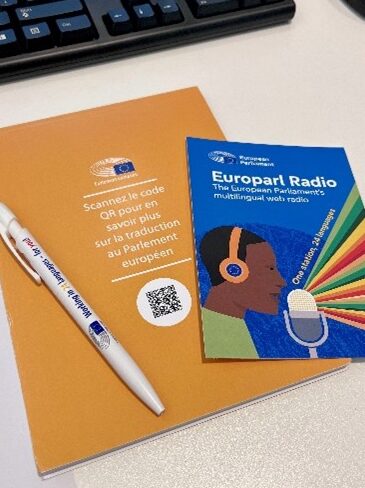 Vihkosia, kynä ja näppäimistö.