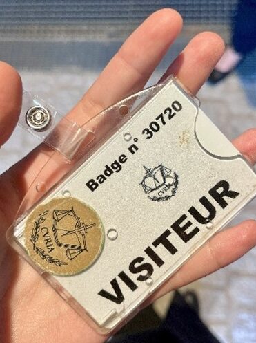 Vierailijakortti, jossa ranskankielistä tekstiä.