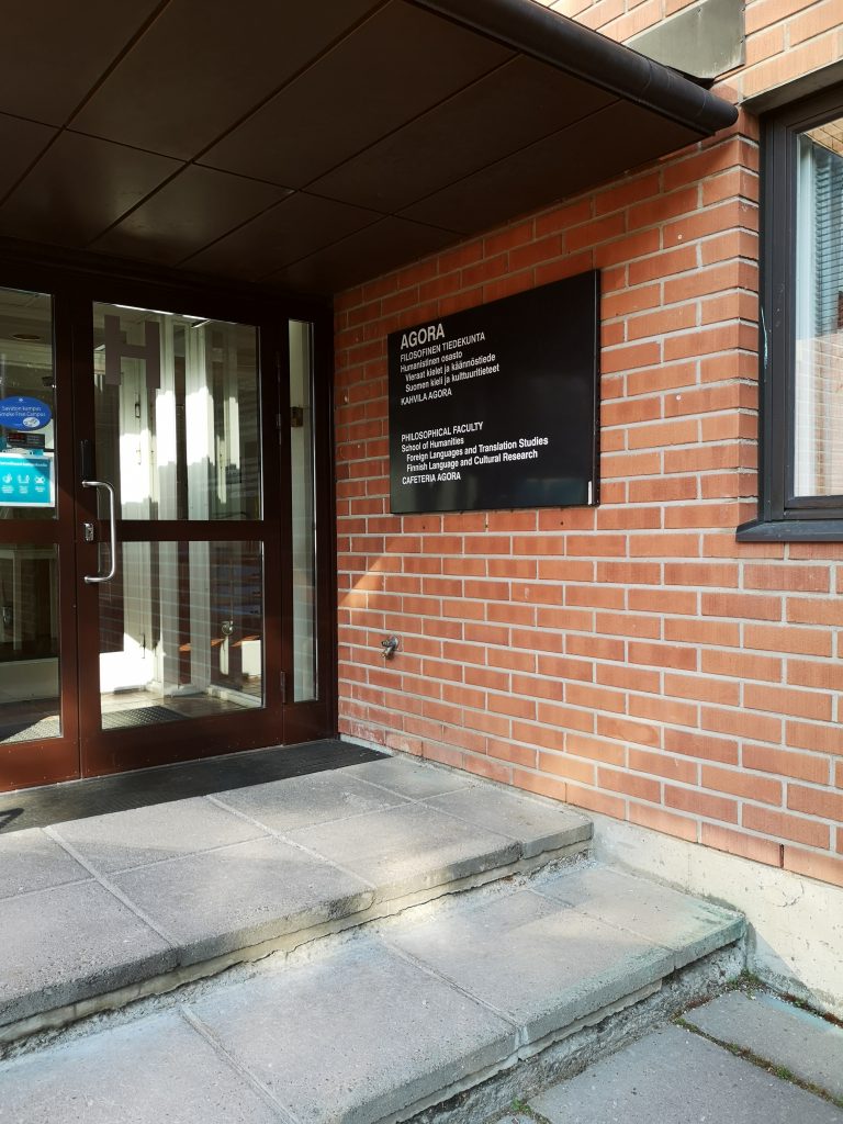 Kuva Itä-Suomen yliopiston Agora-rakennuksen sisäänkäynnistä.