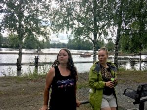 Maria Kuismin ja Rinoi Ylönen kesällä joen rannalla