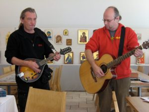 Santtu Karhu ja Timoi Munne soittavat kitaroita; takana seinä, jolla paljon ikoneita