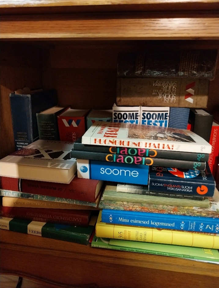 Kirjahylly, jossa on viron kielen oppikirjoja