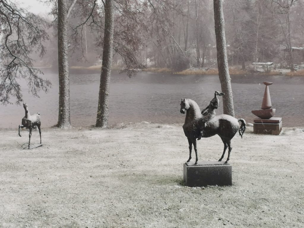 Usvainen aamu. Taitokeskus Salmela.