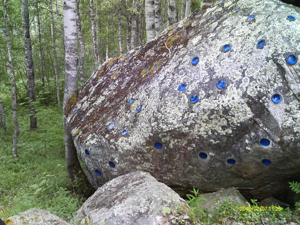 Runonlaulajan muistomerkki. Vuonnisen kylä.