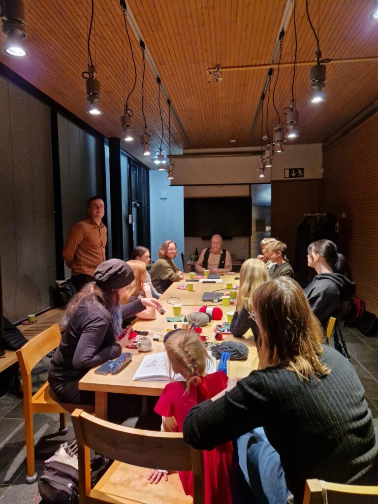 Keskustelupiiri pöydän ääressä