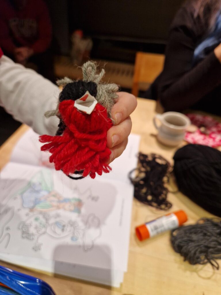 Käsityö. Villalangoista tehty pikku lintu.