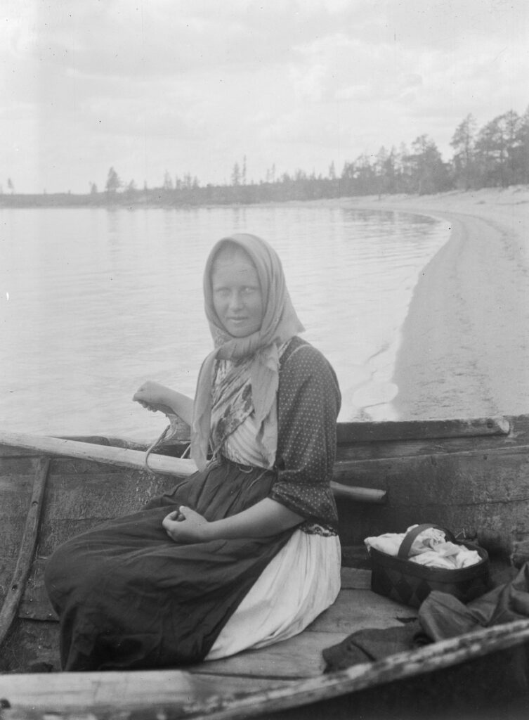 Nuori nainen veneessä. Vienan Karjala, 1915.
