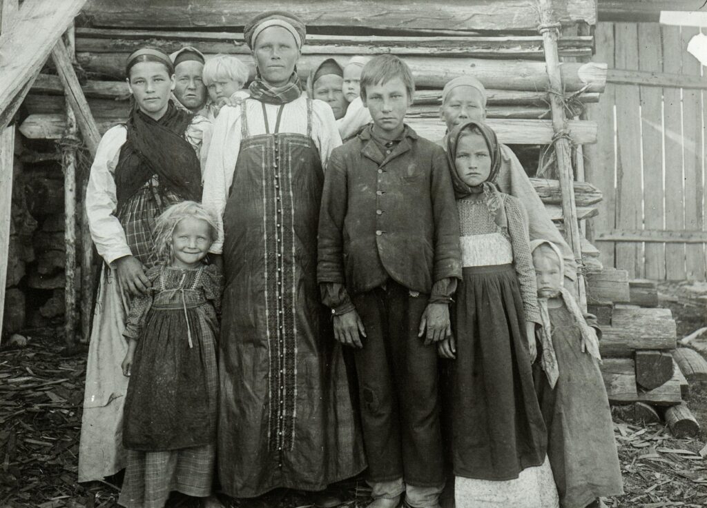 Vanha kuva v. 1904. Vuokkiniemen rahvasta. Museovirasto.