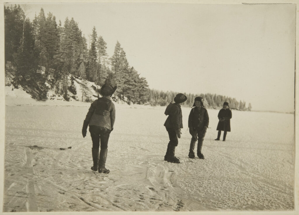 Vanha kuva. Jäällä luistelemassa.