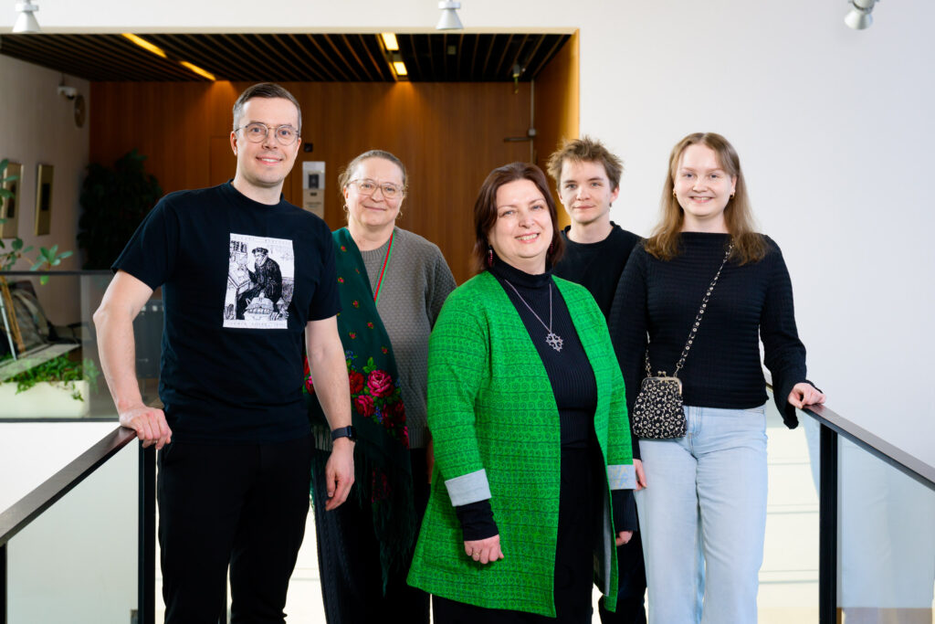 Ryhmäkuva Itä-Suomen yliopiston karjalan kielen opettajista ja asiantuntijoista