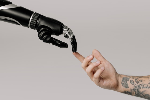robotin sormi ja ihmisen sormi koskevat itsensa