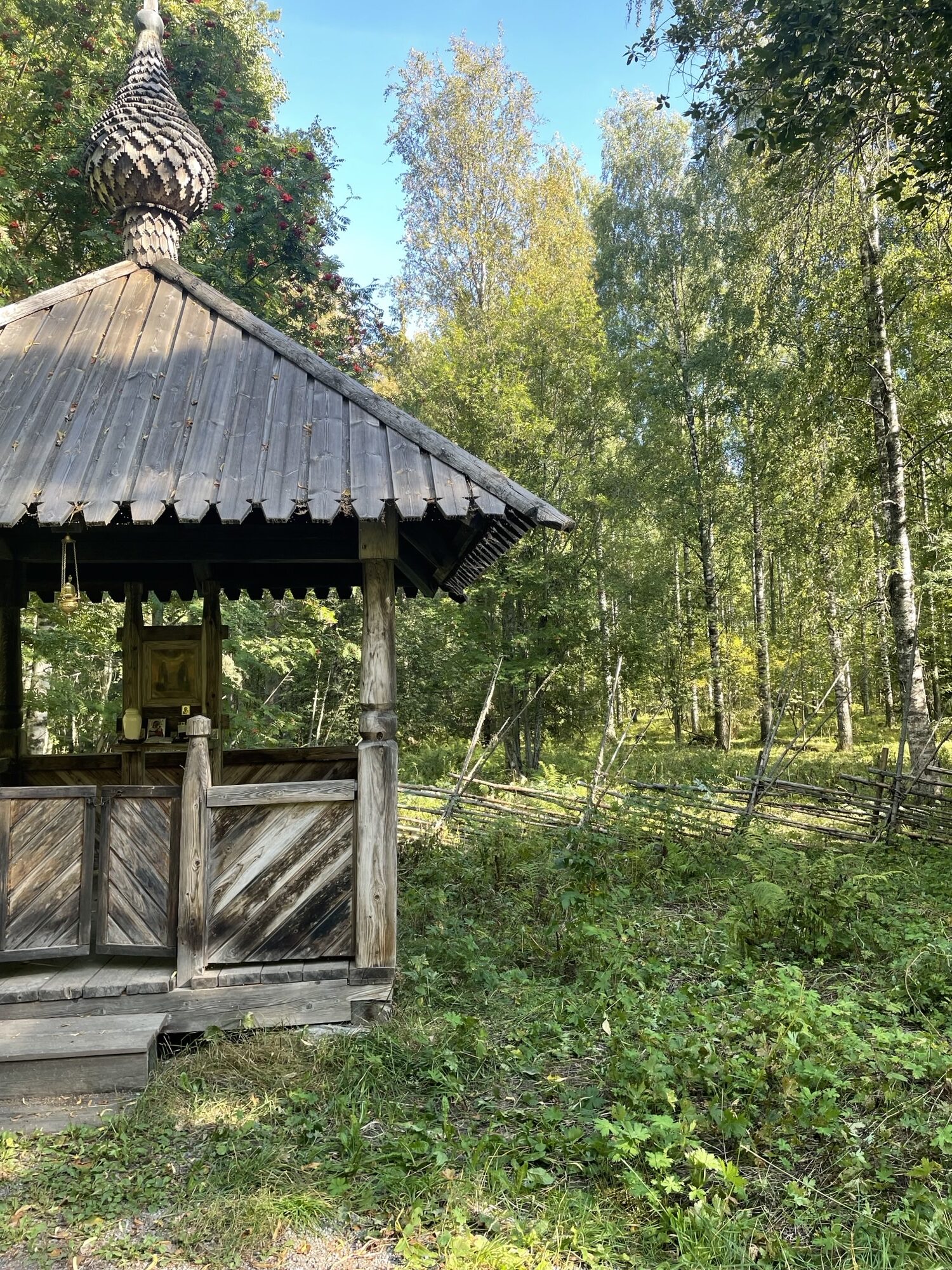 puurakenne, jossa on ortodoksinen kupukatto ja risti päällä