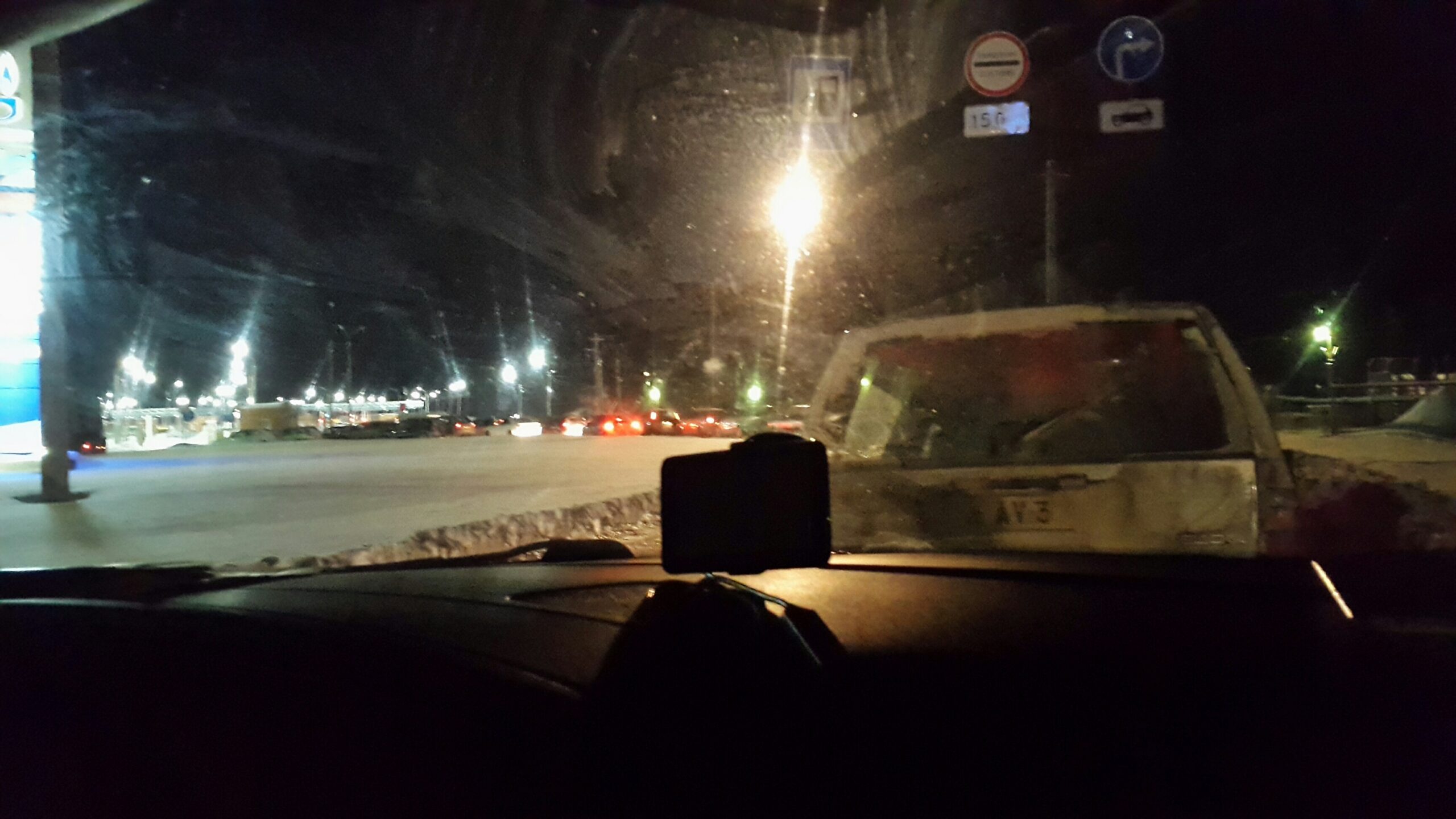 Jono rajanylitys paikalle eräänä talviiltana. Edessä paljon autoja. 