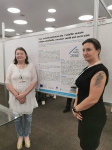 Arja Häggman-Laitila ja Anja Terkamo Moisio konferenssiabstraktin edessä NETNEP2022