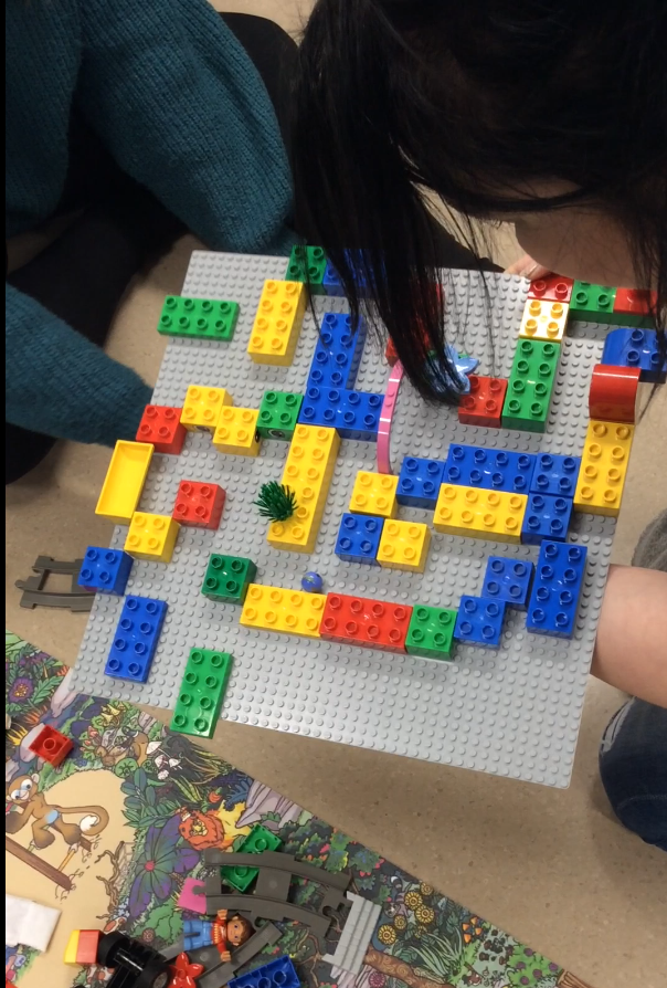 Legoalustalle rakennetaan legopalikoista labyrintti, jonka läpi on kuljetettava kuula.