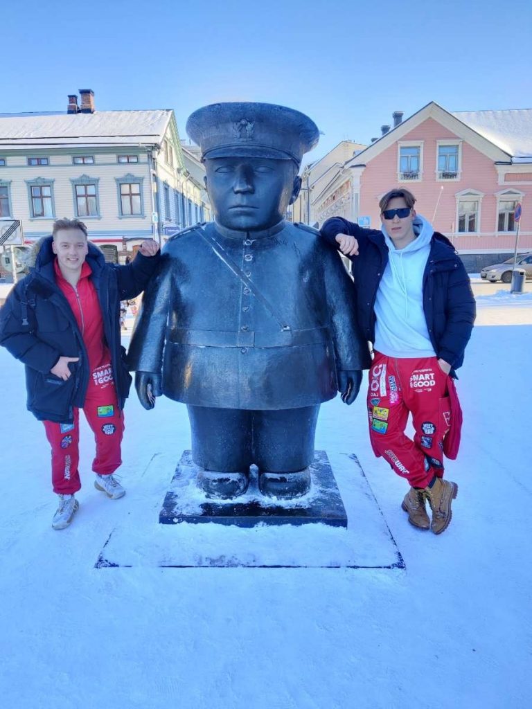 Kuva kirjoittajasta ja hänen opiskelutoveristaan talvipäivillä Oulussa