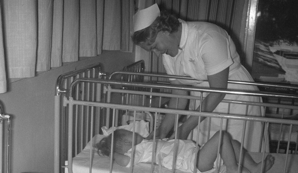 Sairaanhoitaja lapsipotilaan kanssa Rovaniemen lastensairaalassa 1967