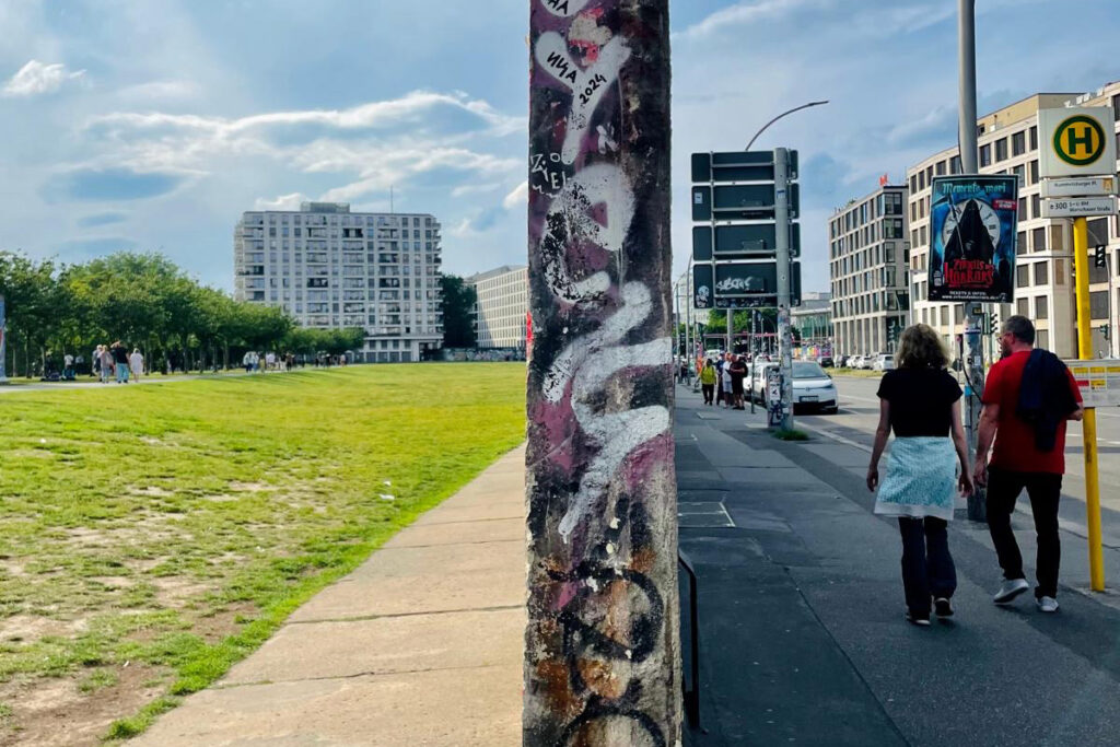 East Side Gallery on Berliinin maineikas maamerkki, jossa osa Berliinin muuria on säilytetty taiteelle.