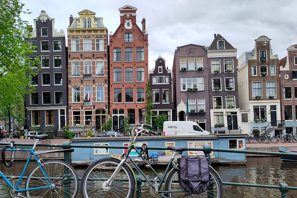 Amsterdamin keskusta tarjosi viehättäviä maisemia matkan varrella.