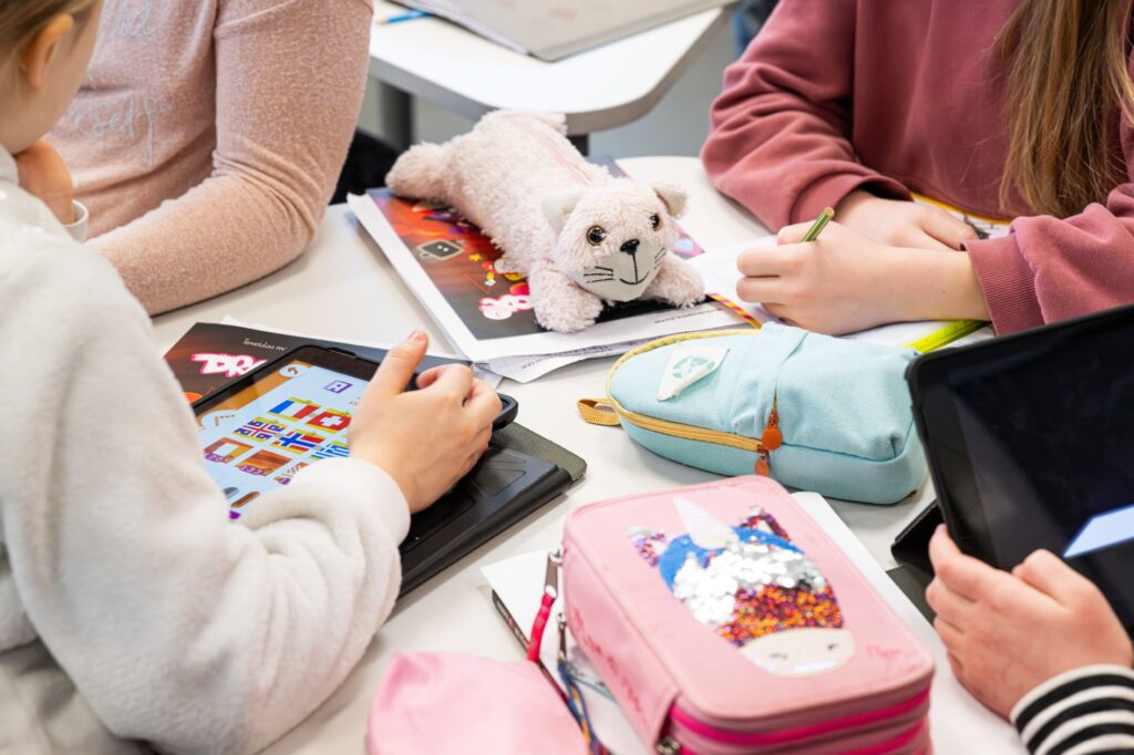 Koululaiset tekevät koulutehtäviään yhdessä.