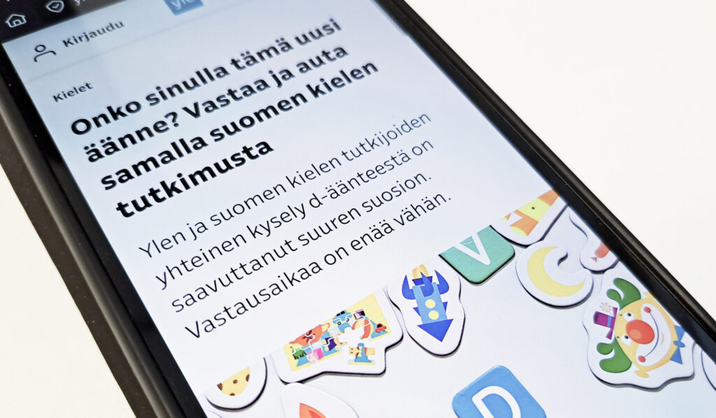 Ylen verkkosivuston aineistokyselyn artikkeli kännykän näytöllä.