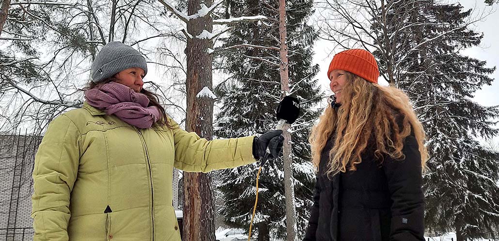 Toimittaja Minna Pyykkö haastattelee professori Eeva-Stiina Tuittilaa talvisessa maisemassa