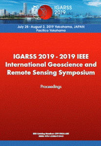 International Geoscience and Remote Sensing Symposium -konferenssijulkaisun kansikuva. Punainen pohja, valkoinen teksti. Yläosassa kuva kaupunkisiluetista ja organisaation logo.