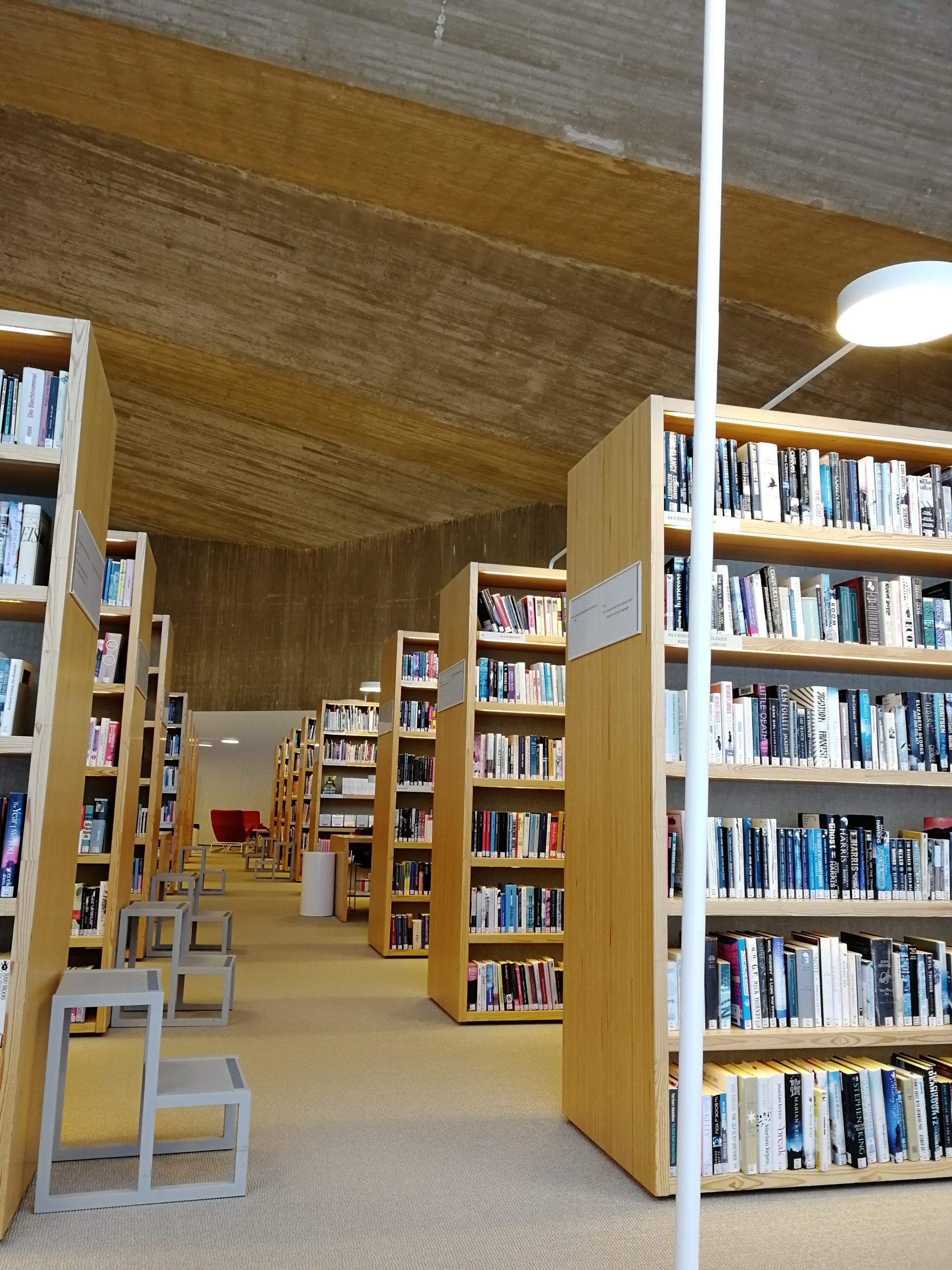 Kuva kirjaston kirjahyllyistä