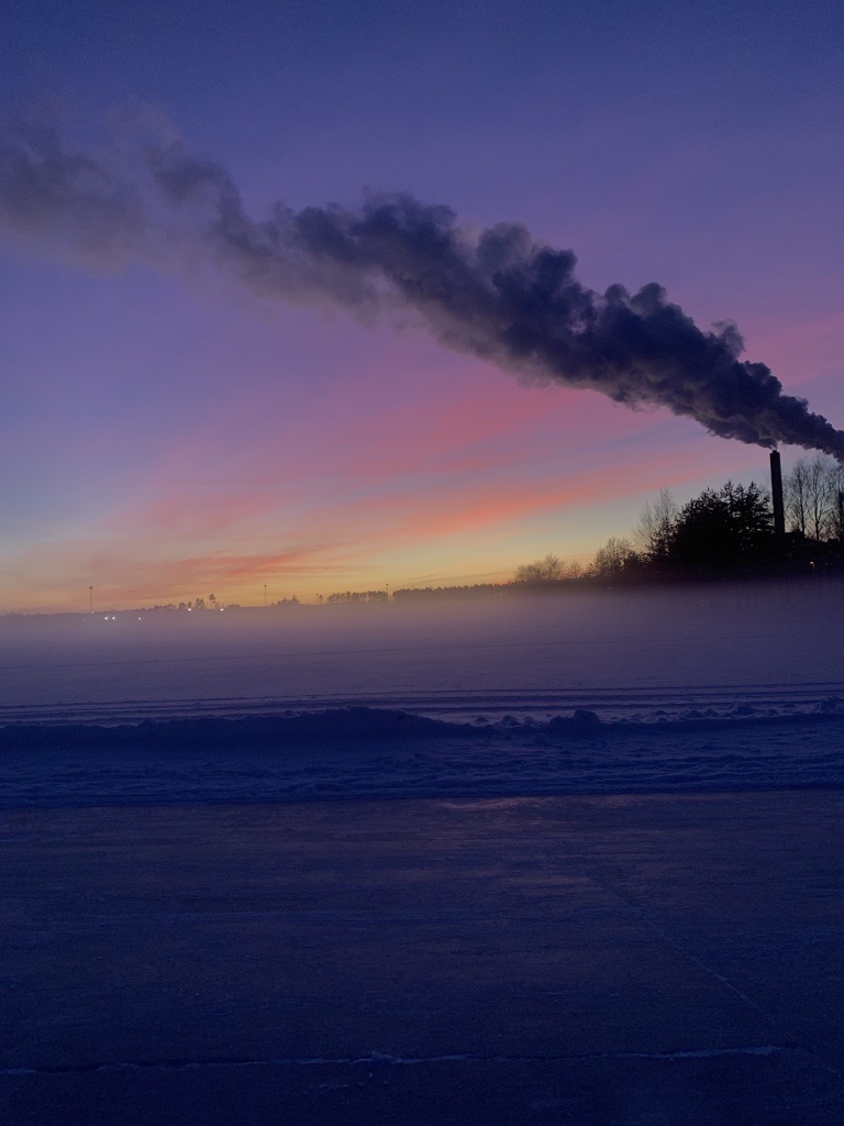 Talvinen aamun sarastus Kuopion satama-alueella