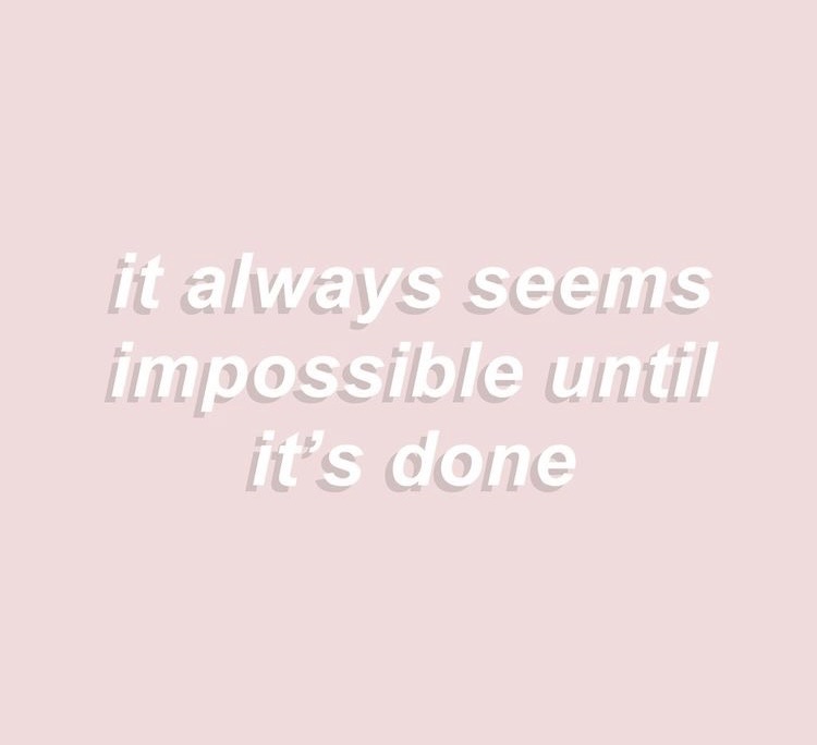 Kuvassa teksti "it always seems impossible until it's done" vaaleanpunaisella pohjalla