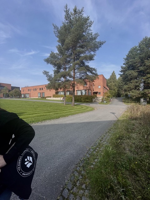 Kuvassa Joensuun yliopistoaluetta. Kuvassa näkyy punainen tiilirakennus (Agora) ja Itä-Suomen yliopiston kangaskassi.