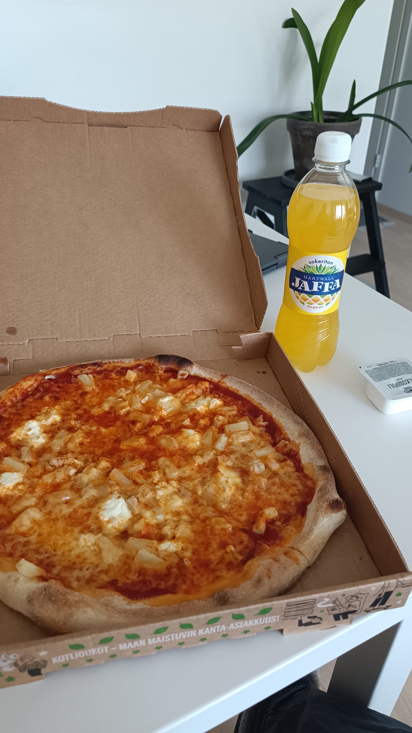 Kuvassa pizza, dippi ja limonadi pullo.