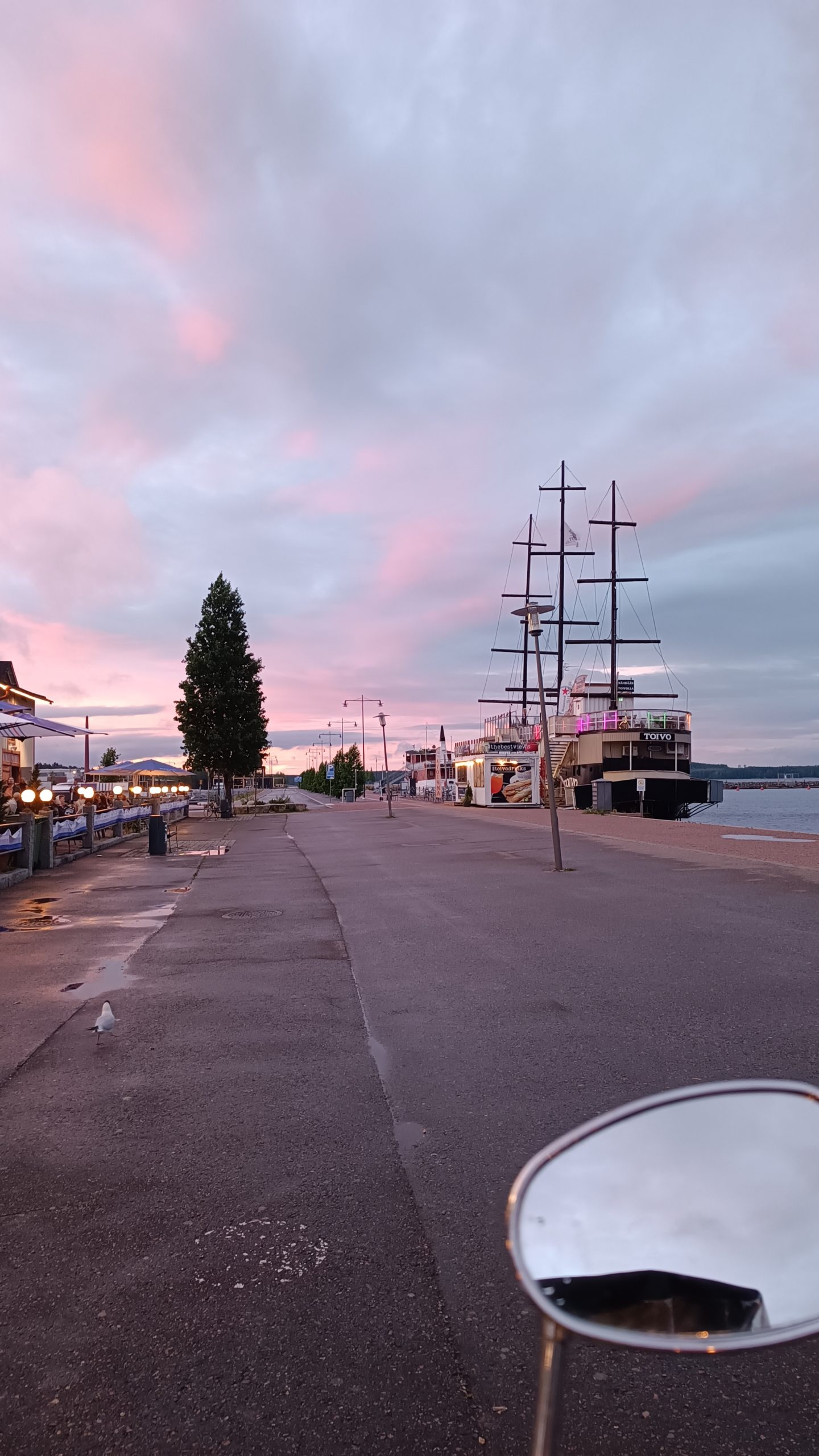 Kuopion satama, ravintola-laiva ja vaaleanpunainen taivas.
