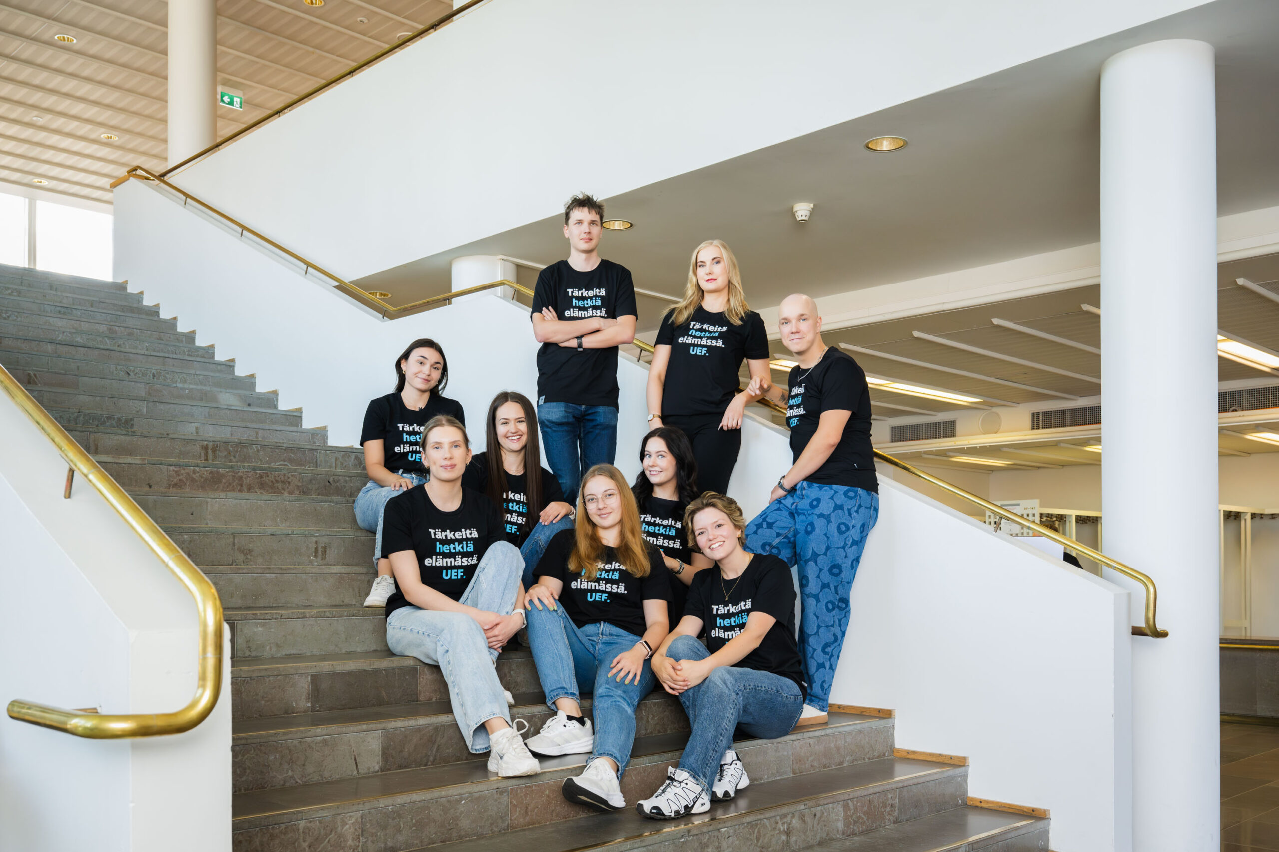 UEF-lähettiläät Carelia-rakennuksen portaikossa ryhmäkuvassa