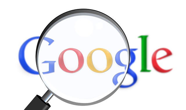 Teksti 'Google' suurennuslasin läpi nähtynä. Text 'Google', seen through a magnifying glass