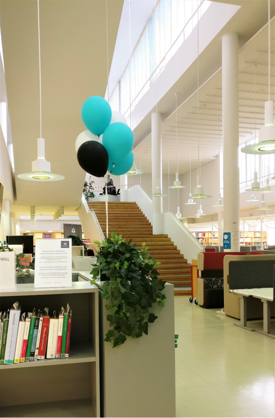 Ilmapalloja Joensuun kampuskirjaston aulassa. Balloons in the lobby of Joensuu Campus Library.