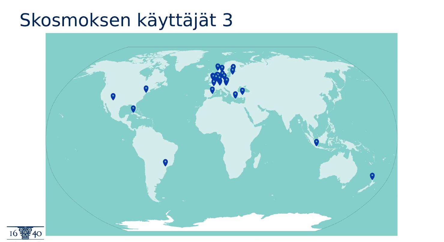 Vihreäsävyinen maailman kartta, johon on merkitty sijaintimerkeillä maat, joissa Skosmos-ohjelmisto on käytössä. Eniten ohjelmaa käytetään Euroopassa, mutta satunnaisia käyttäjiä on myös Amerikassa, Aasiassa sekä Oseaniassa.