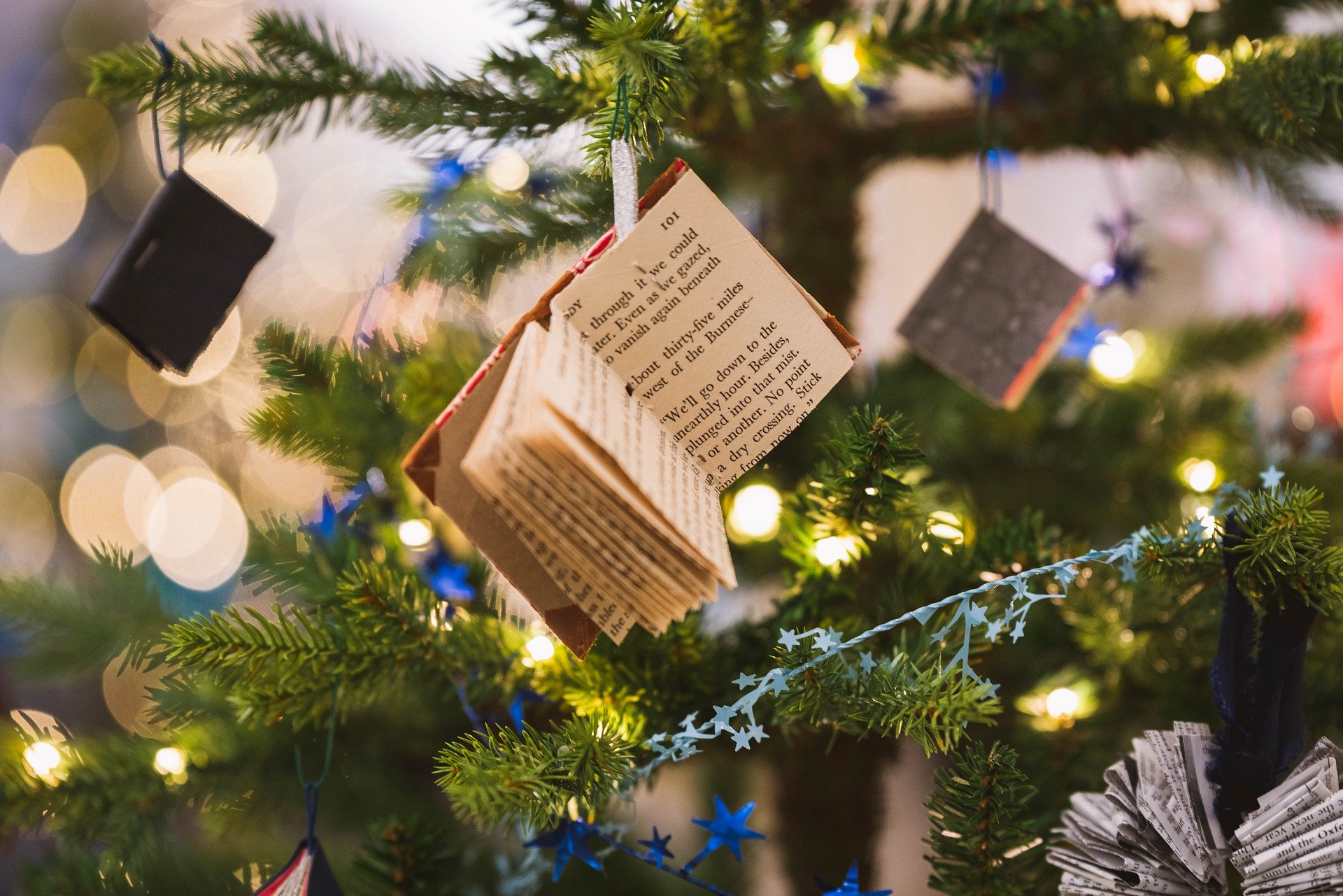 minikirja, kuusenkoriste, joulukuusi. miniature book, decorations, xmas tree.