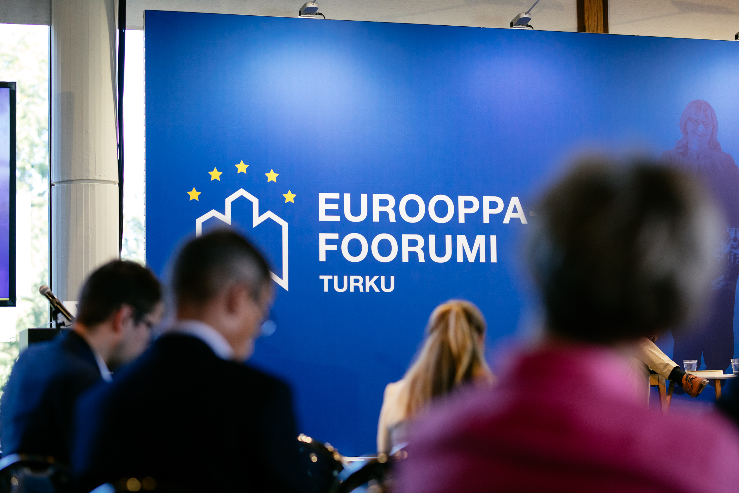 Yleiskuvaa Eurooppa-foorumista vuonna 2022. Ihmisiä, foorumin nimi ja paikka.