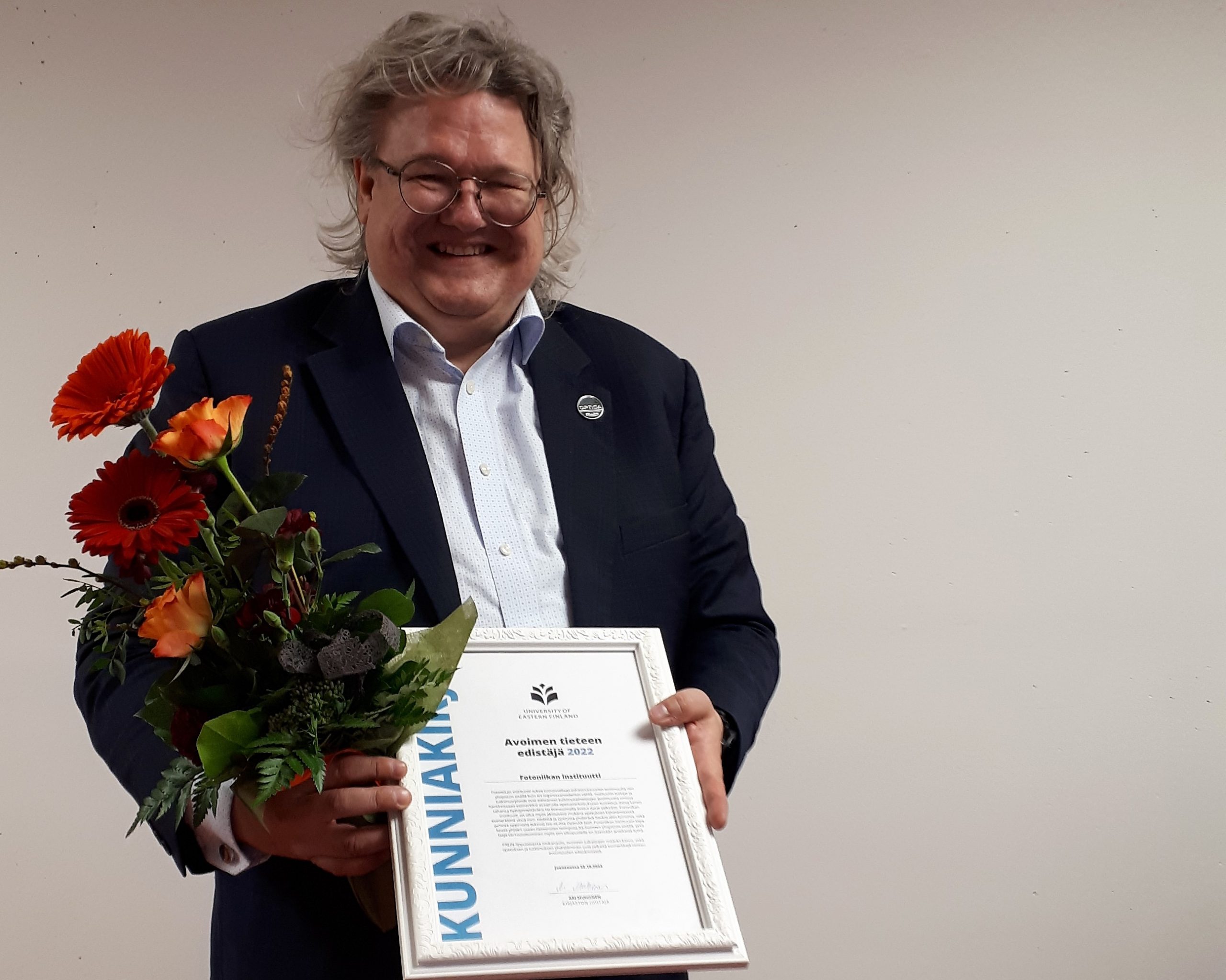 Professori Jyrki Saarinen, kukkakimppu, kunniakirja. Professor Jyrki Saarinen, flowers, diploma.