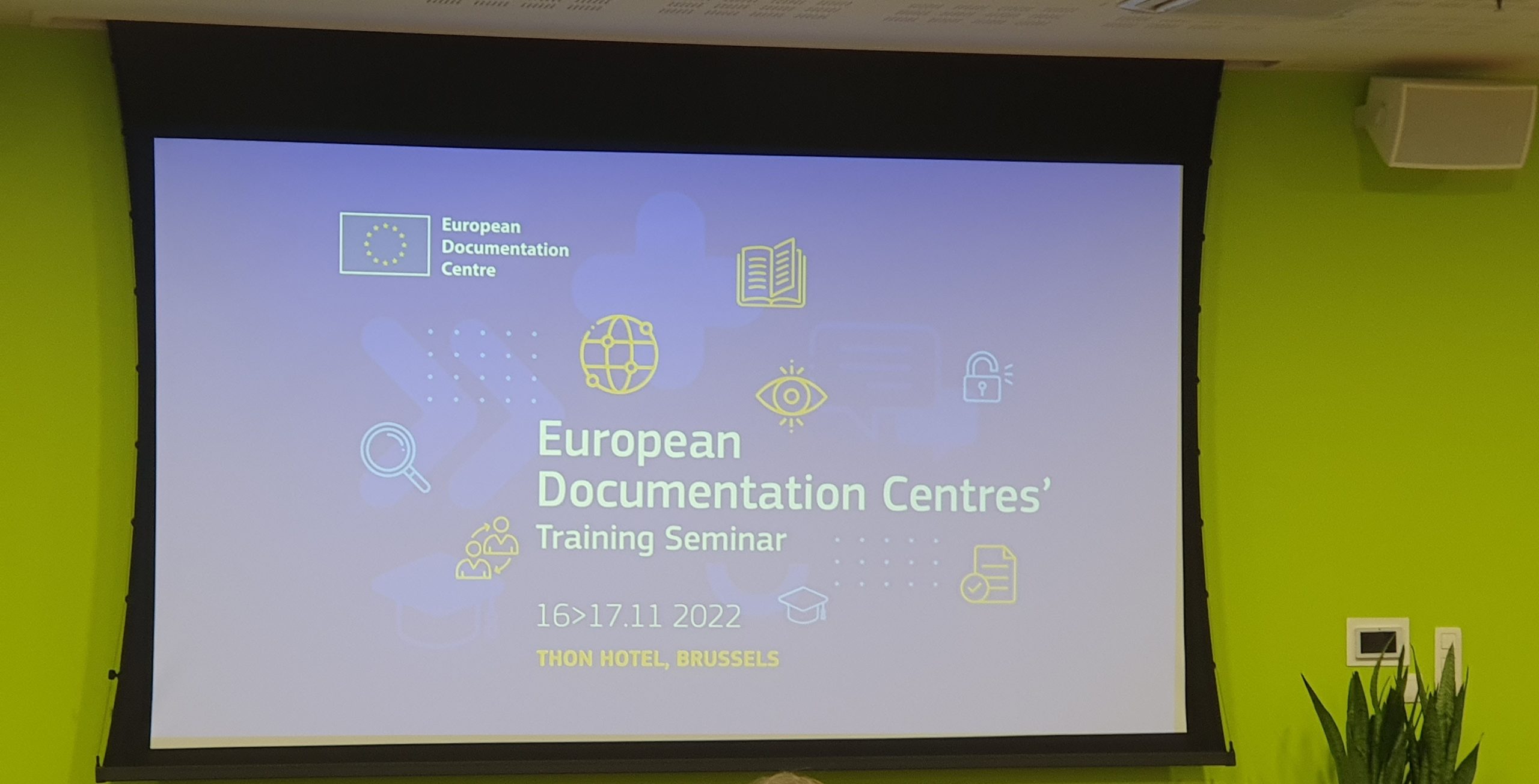 “European Documentations Centres’ Training Seminar” -koulutustapahtuman esitystekstit heijastettuna valkokankaalle. | Presentation texts of the “European Documentation Centres’ Training Seminar” displayed on the screen.