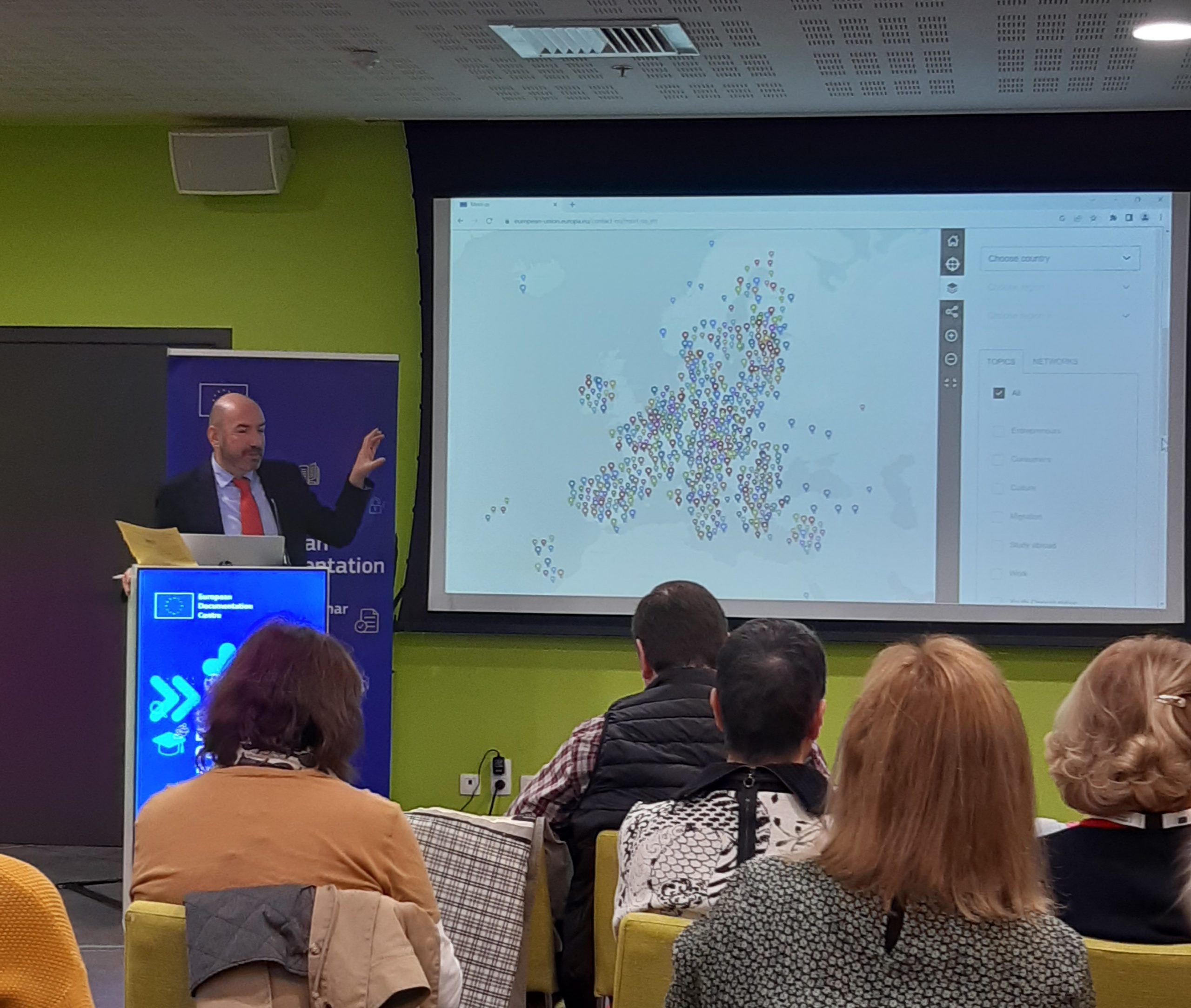 Valkokankaalle heijastettu kartta, josta käy ilmi, että EU-tallekirjastoja on runsaasti erityisesti Manner-Euroopassa. | A map projected on the screen showing how many EDCs there are, especially in continental Europe.