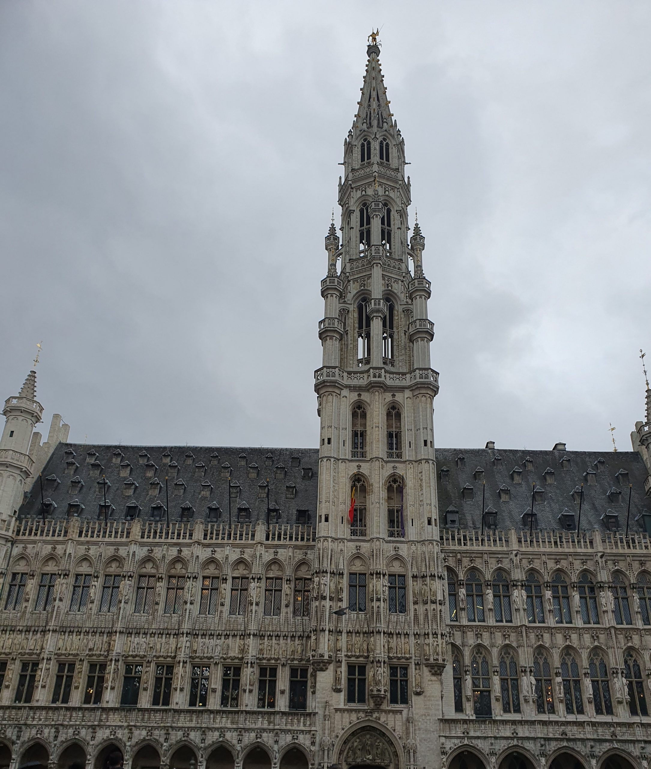 Vanha rakennus Grand-Place-aukiolla. | An old building in La Grand-Place.