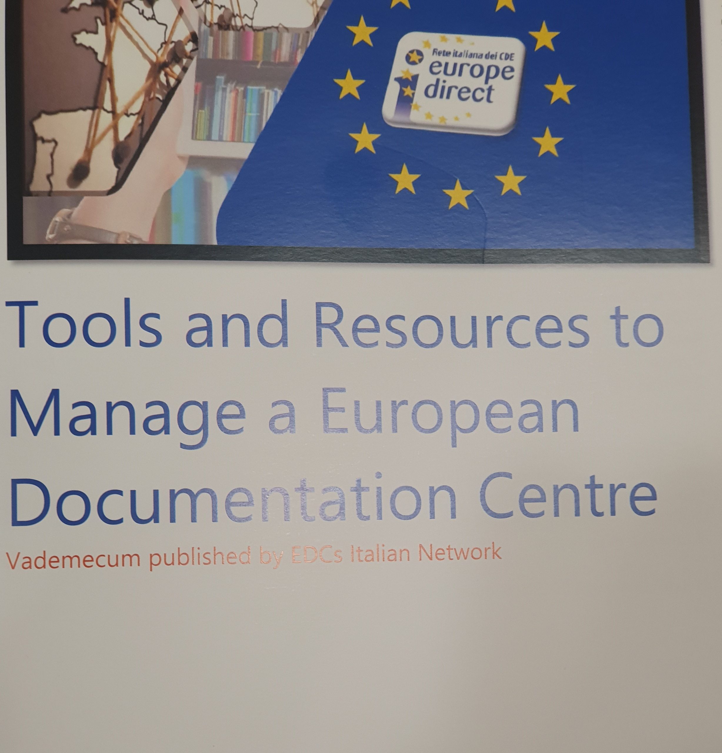 Koulutuspäivässä jaossa ja näytillä ollut uudehko julkaisu nimeltä: ”Tools and Resources to Manage a European Documentation Centre”. | The relatively new publication “Tools and Resources to Manage a European Documentation Centre” distributed and displayed during the training days.