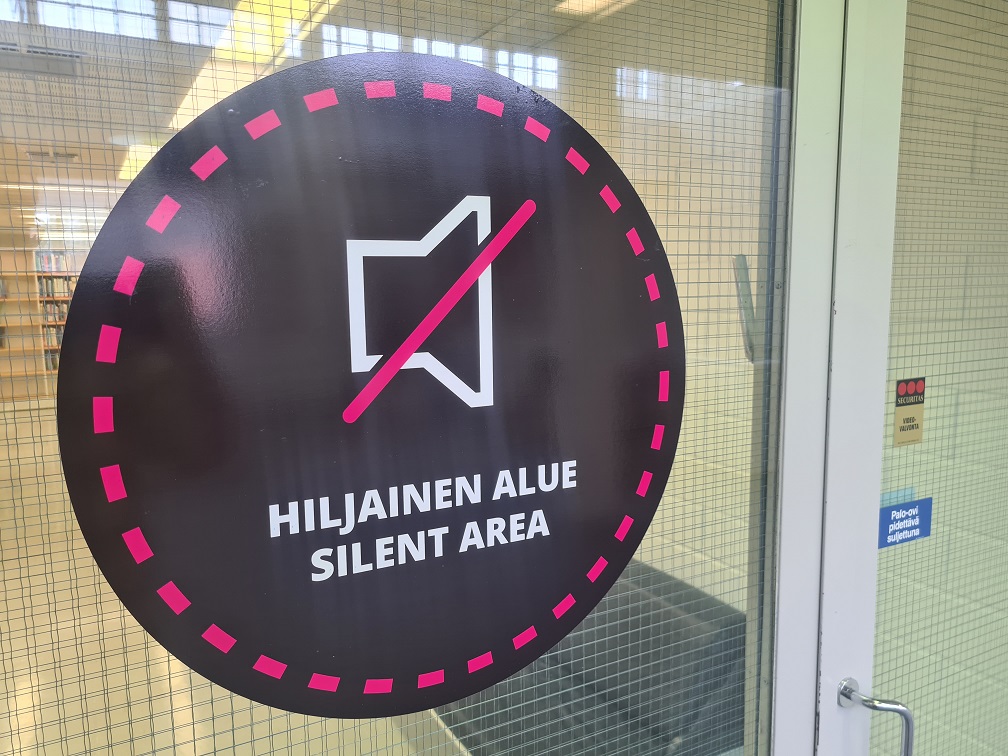 A door sign indicating a silent area at the library.