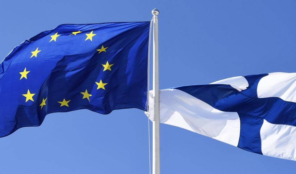 Euroopan unionin lippu ja Suomen lippu liehumassa rinnakkain. The flag of the European Union and the flag of Finland flying side by side.